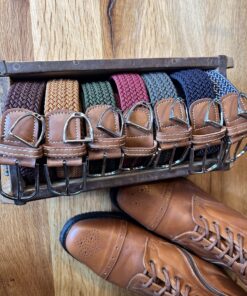 Auswahl an elastischen Gürteln in verschiedenen Farben mit Steigbügel