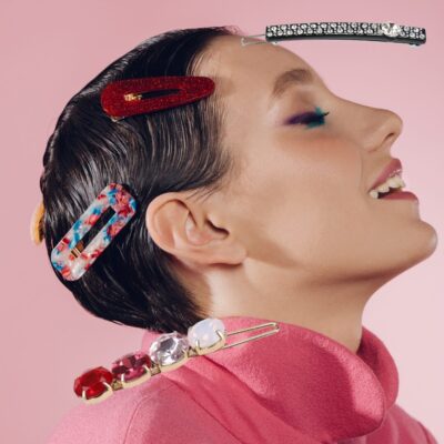 Frau mit kurzen Haaren und Haarklammern