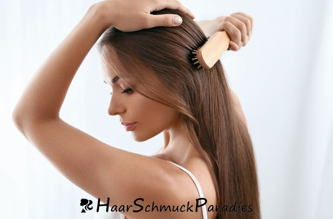 Haare kämmen mit Haarbürste für einen Pferdeschwanz