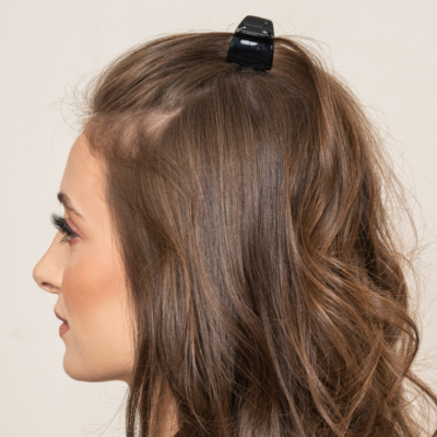 Frau mit kleiner Haarklammer in der Frisur