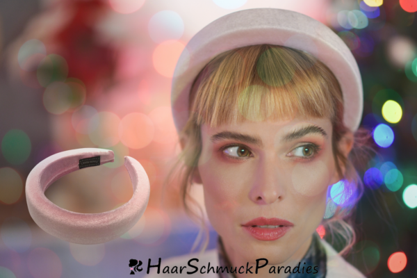 Frau mit rosa Samthaarreif