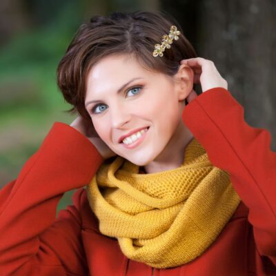 Frau Herbst mit Haarspange