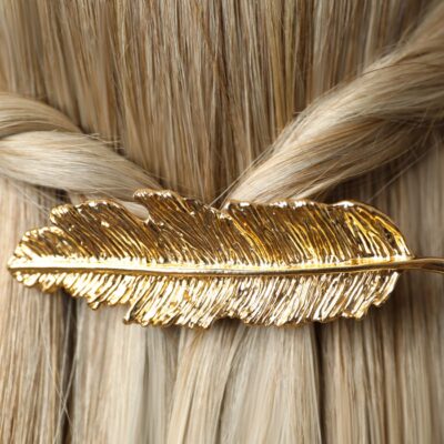 Frisur mit goldener Haarspange