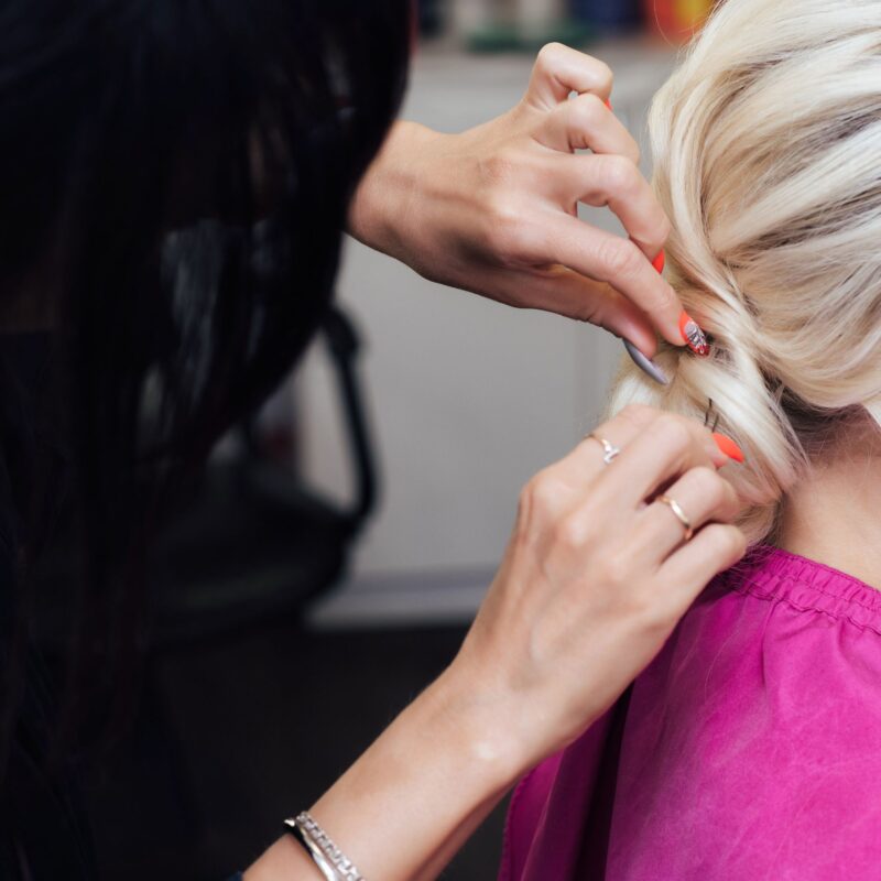 Haarteil wird in einer Frisur befestigt