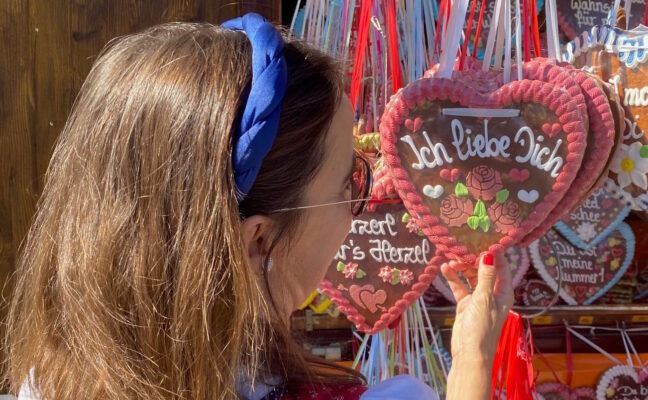 Frau mit Haarreifen aus dem Oktoberfest passend zur Tracht