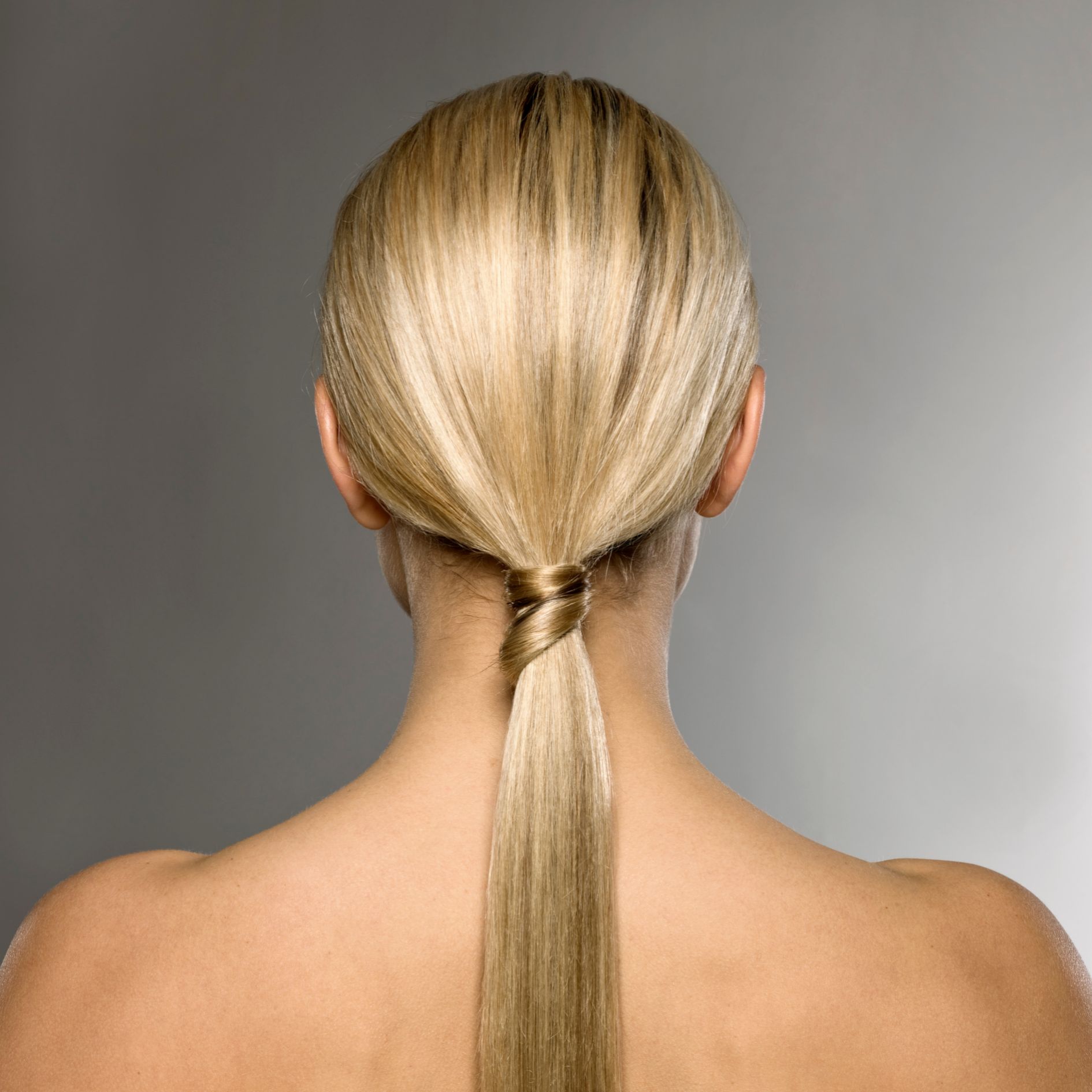 Mädchen mit Pferdeschwanz mit Strähne umwickelt