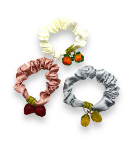 Scrunchie – Haargummi mit Stoffbezug und mit zwei kleinen Früchten
