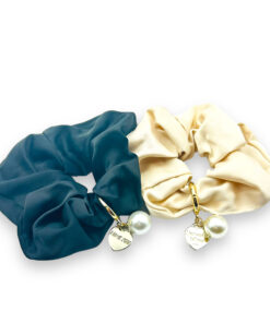 Scrunchie / Elegantes Haargummi mit Stoffbezug und Applikation aus Perle & Herz – schwarz undScrunchie / Elegantes Haargummi mit Stoffbezug und Applikation aus Perle & Herz – beige