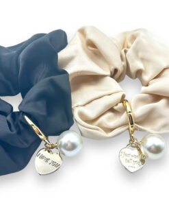 Scrunchie / Elegantes Haargummi mit Stoffbezug und Applikation aus Perle & Herz – schwarz undScrunchie / Elegantes Haargummi mit Stoffbezug und Applikation aus Perle & Herz – beige