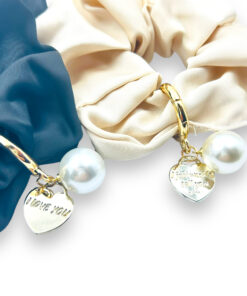 Scrunchie / Elegantes Haargummi mit Stoffbezug und Applikation aus Perle & Herz – schwarz undScrunchie / Elegantes Haargummi mit Stoffbezug und Applikation aus Perle & Herz – beige