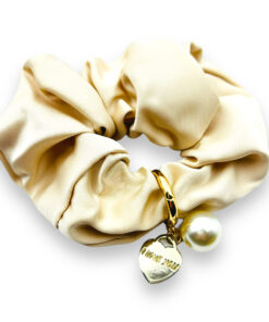 Scrunchie / Elegantes Haargummi mit Stoffbezug und Applikation aus Perle & Herz – beige
