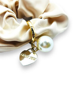 Scrunchie / Elegantes Haargummi mit Stoffbezug und Applikation aus Perle & Herz – beige
