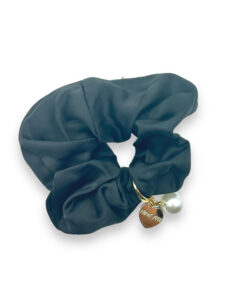 Scrunchie / Elegantes Haargummi mit Stoffbezug und Applikation aus Perle & Herz – schwarz