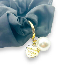 Scrunchie / Elegantes Haargummi mit Stoffbezug und Applikation aus Perle & Herz – schwarz