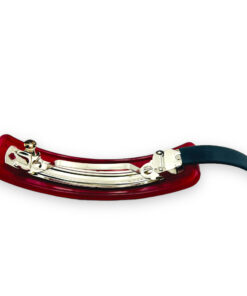 rote Haarspange von unten