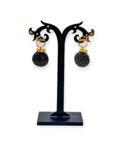 Ein paar handgefertigte braune Statement Ohrringe mit braunem runden Ohrstecker