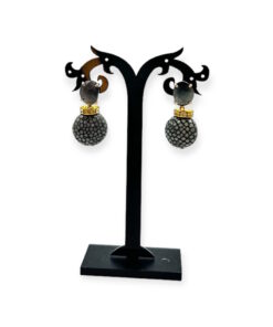 Ein paar handgefertigte graue Statement Ohrringe mit grauem runden Ohrstecker