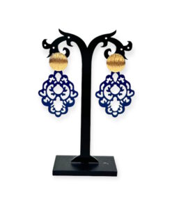 Ein paar handgefertigte Statement Ohrringe mit goldenem runden Ohrstecker und blauen Ornamenten
