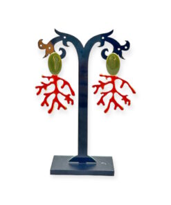 Olivegrüner handgefertigter Statement Ohrring mit Korallenanhänger