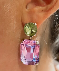 rosa Ohrring rechtcking mit grünem Stecker