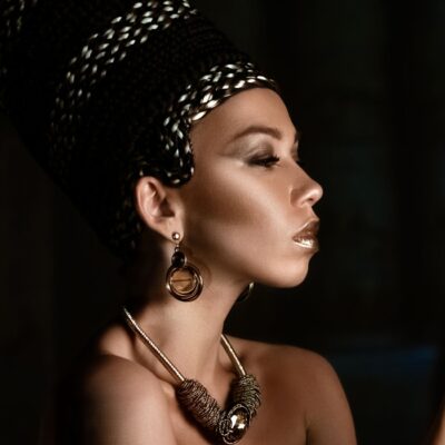 Frau aus der Antike mit typischer Frisur und Haarschmuck