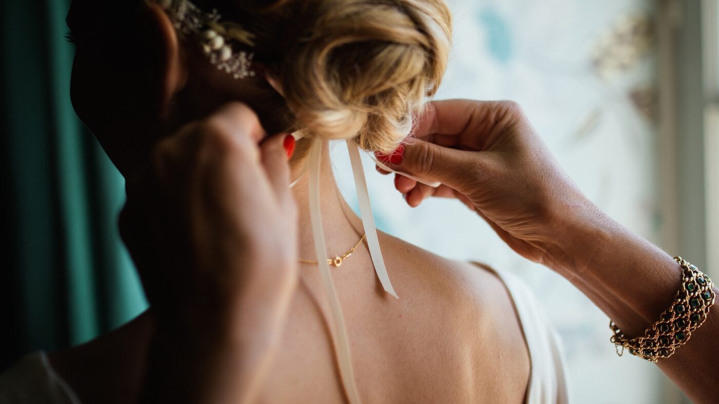 Frau mit Hochzeitshaarschmuck