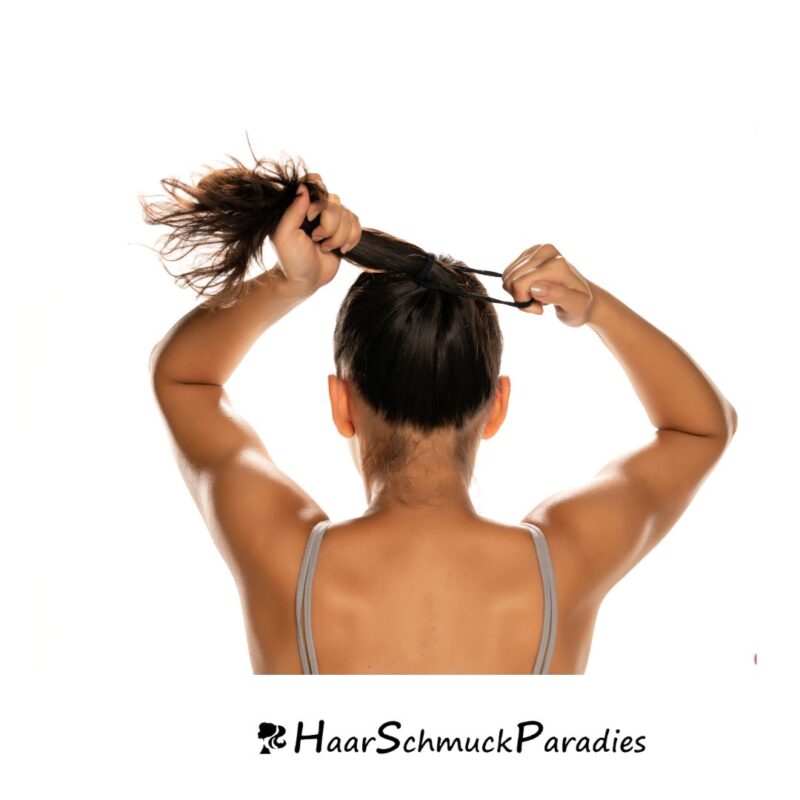 Mädchen macht einen hohen Pferdeschwanz