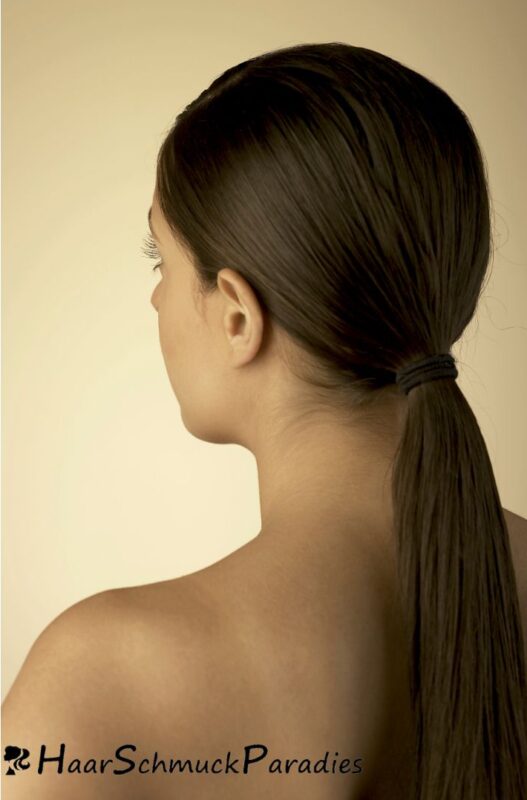 Mädchen mit tiefem Pferdeschwanz im Nacken